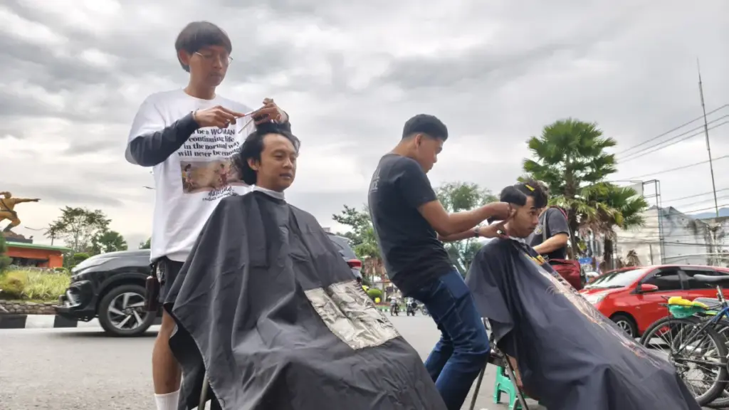 Pencukur di Garut Gelar MBG “Mangkas Buuk Gratis” dan “Menu Buka Gratis”, Kritik Sosial Program Makan Bergizi IQBAL GOJALI/RADAR GARUT