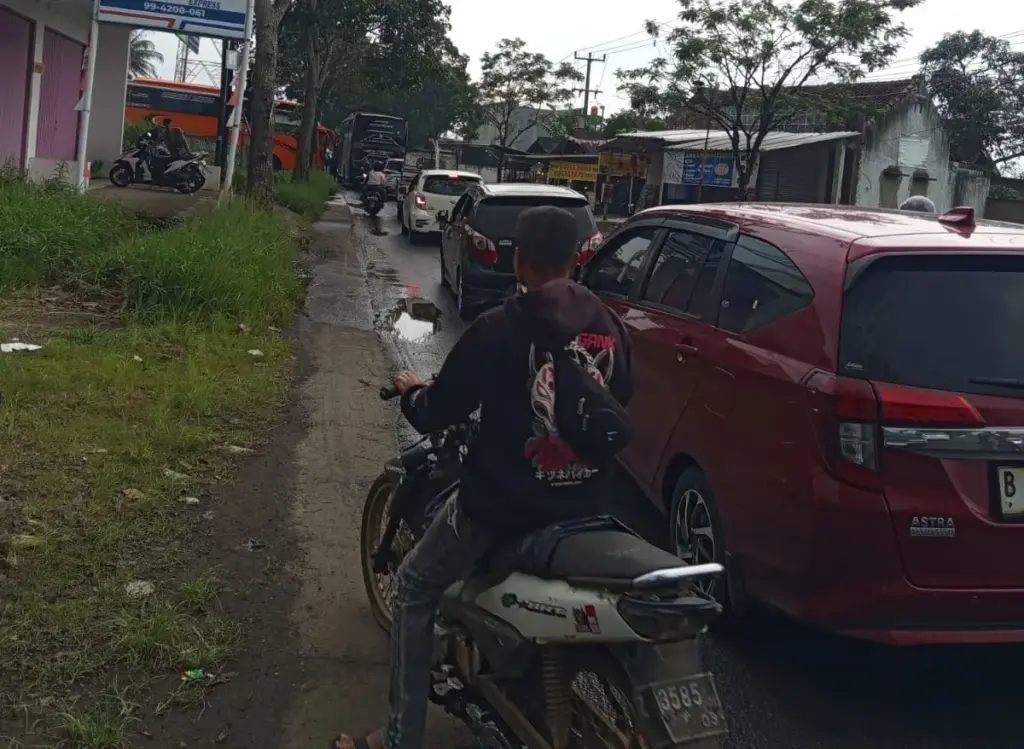 Jelang Ramadhan Wisata Religi Cibiuk Membludak, Bus Wisata Terpaksa Parkir di Bahu Jalan (Pepen Apendi/Radar Garut)