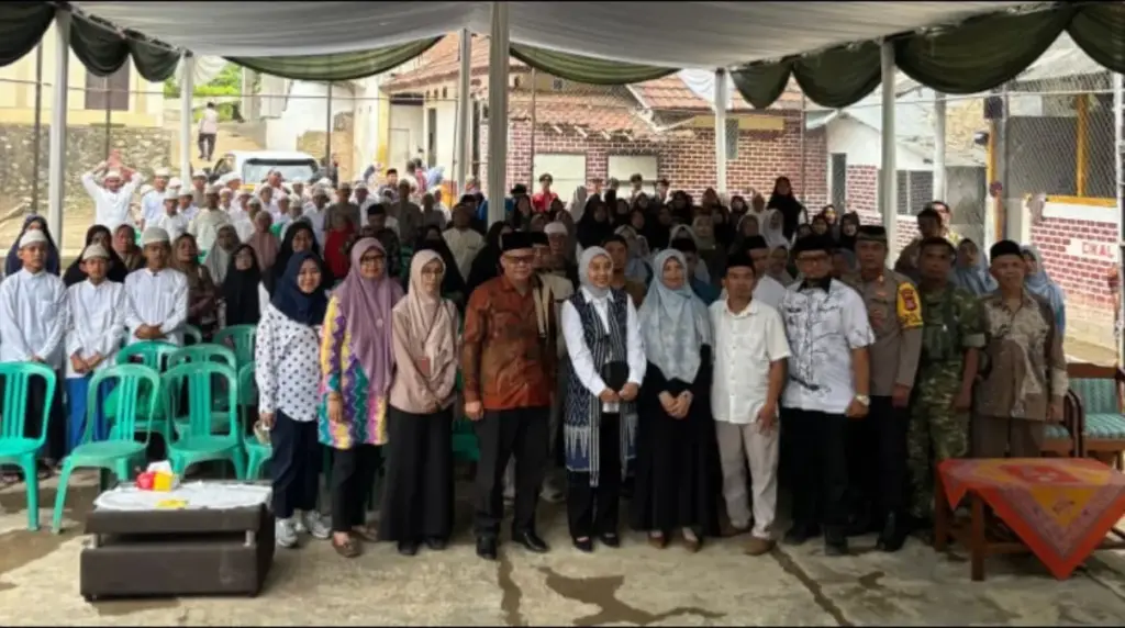 Wakil Bupati Garut Salurkan Santunan kepada Anak Yatim di Pesantren Sukawening (Istimewa)