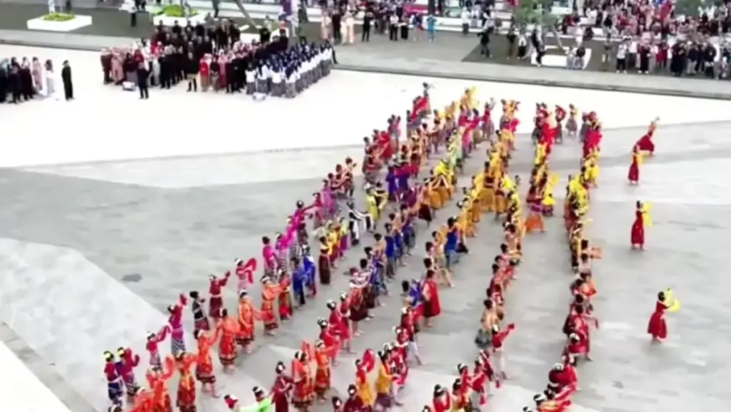 Pesona 213 Penari Cilik di Hari Jadi Garut ke-213: Lestarikan Budaya Lewat Tari Rampak Rayak-Rayak (Youtube/radargarut.id)