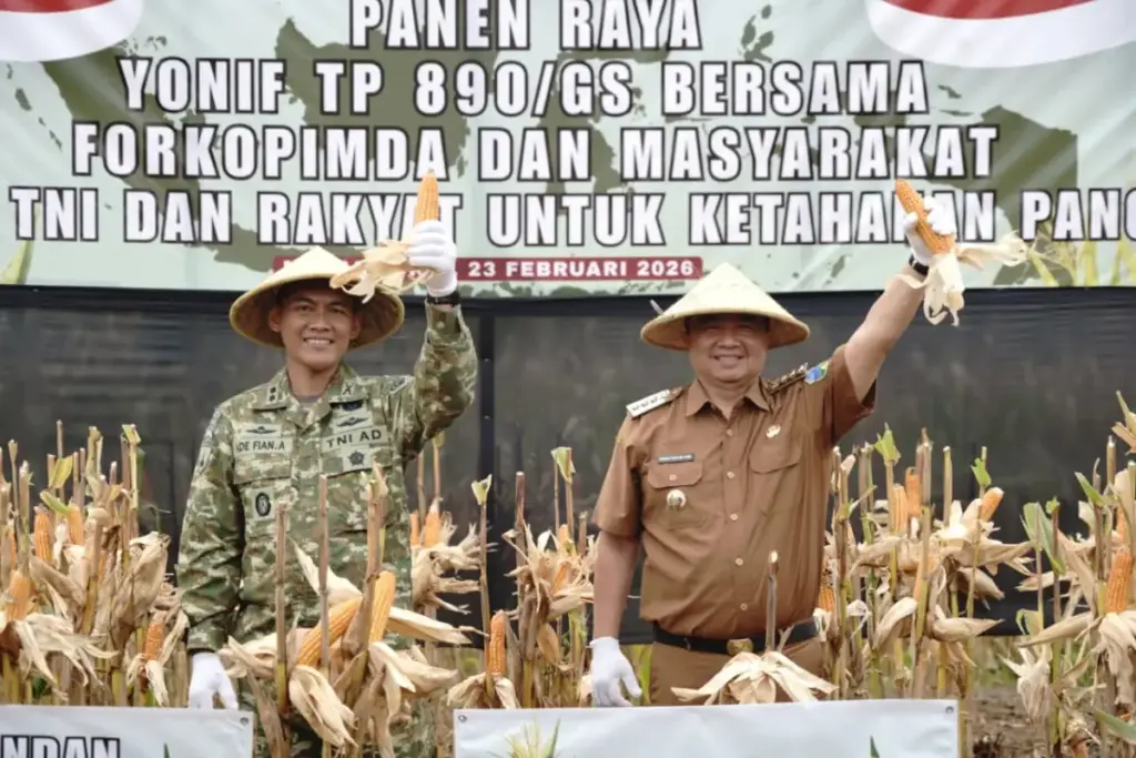 Bupati Garut Abdusy Syakur Amin Hadiri Panen Raya Jagung di Lahan Yonif TP 890/Gardha Sakti (Diskominfo garut/radargarut.id)