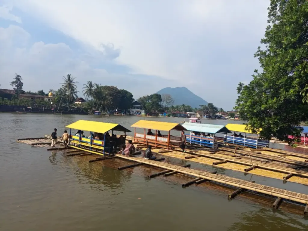 Angin Kencang Terjang Situ Cangkuang, Tukang Rakit Tetap Kendalikan Penyeberangan Wisatawan Radar Garut