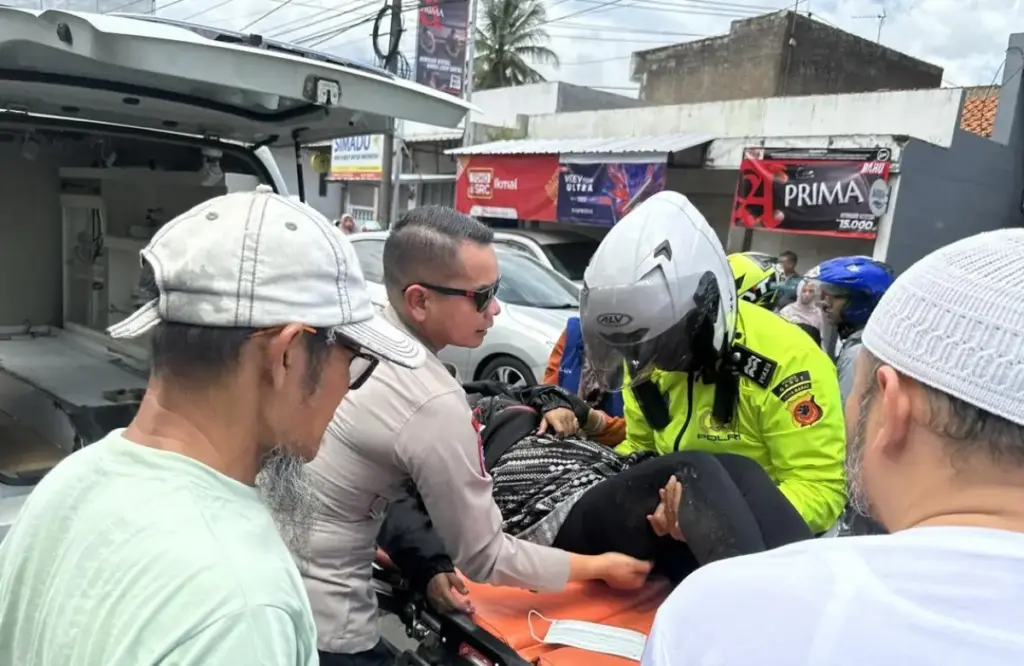 Diduga Mengantuk, Pemotor Tabrak Tiang Listrik di Kadungora Garut istimewa