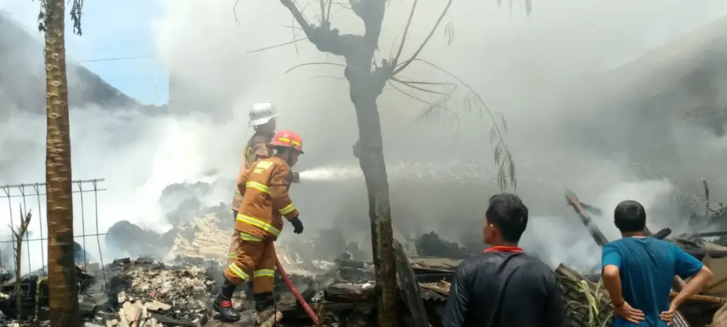 Pabrik Surpet di Banyuresmi Garut Ludes Terbakar, Kerugian Capai Rp200 Juta (Dok: Damkar Garut)