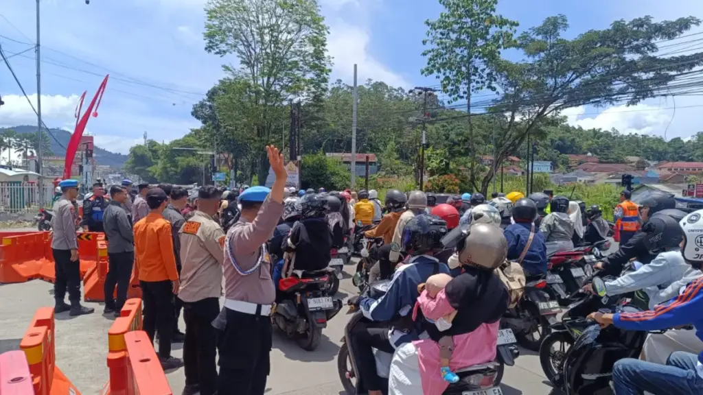 Lonjakan Wisatawan Picu Kepadatan di Simpang Kubang, Polisi Terapkan One Way Situasional istimewa