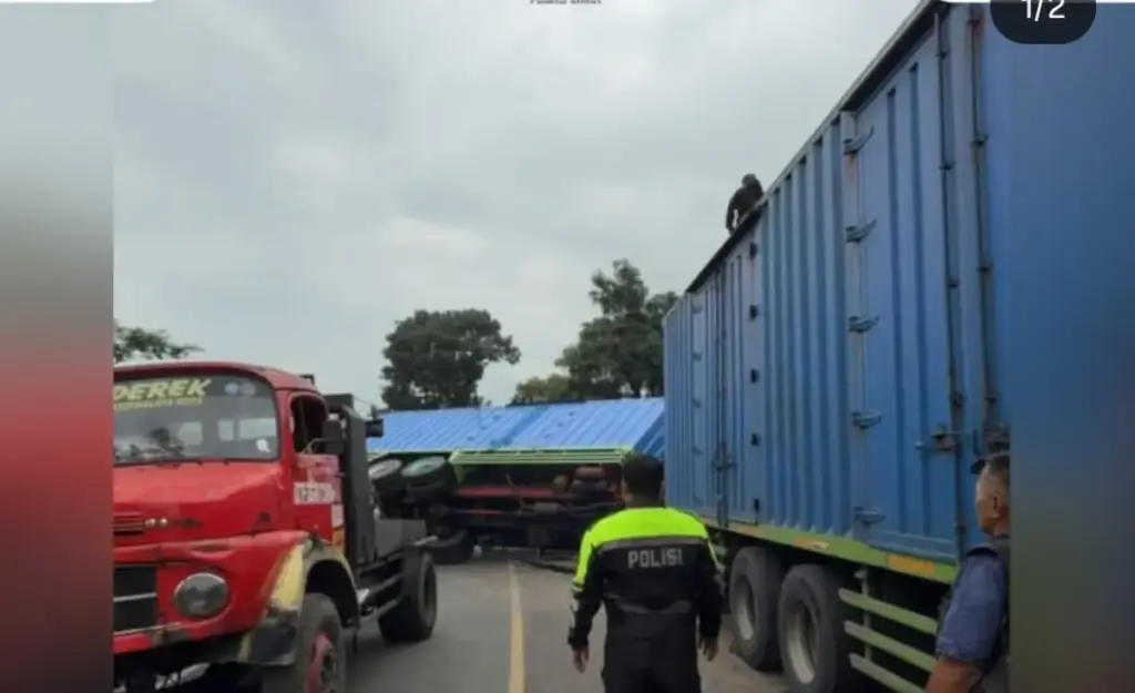 Polres Garut Evakuasi Truk Bermuatan Mie Instan yang Terguling di Tanjakan Andir Malangbong (Instagram @polresgarut/radargarut.id)