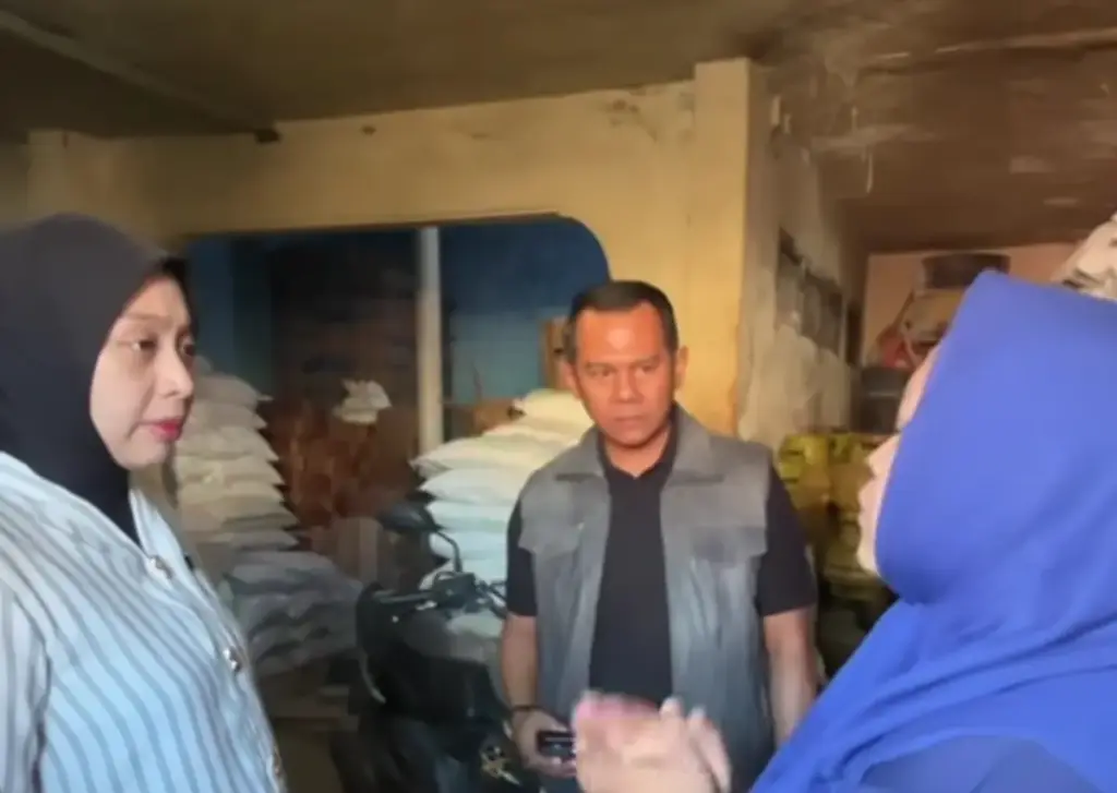 Sidak Pasar Andir, Wakil Bupati Garut Pastikan Stok Pangan dan LPG 3 Kg Aman Menjelang Lebaran (instagram @putri.karlina14/radargarut.id)