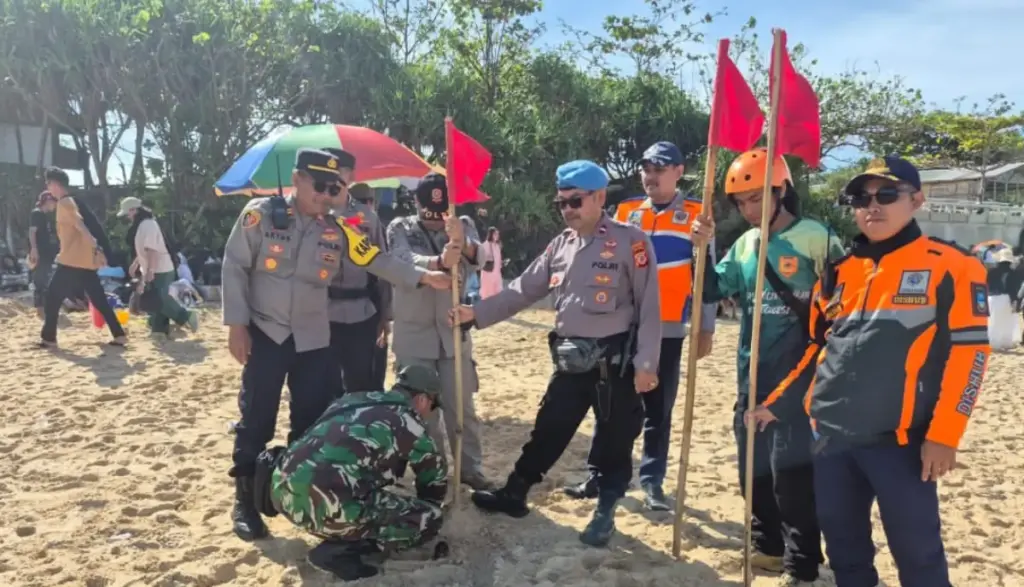 Bendera Merah Berkibar, Petugas Gabungan Siaga Total di Pantai Garut Selatan (Instagram @polresgarut/radargarut.id)
