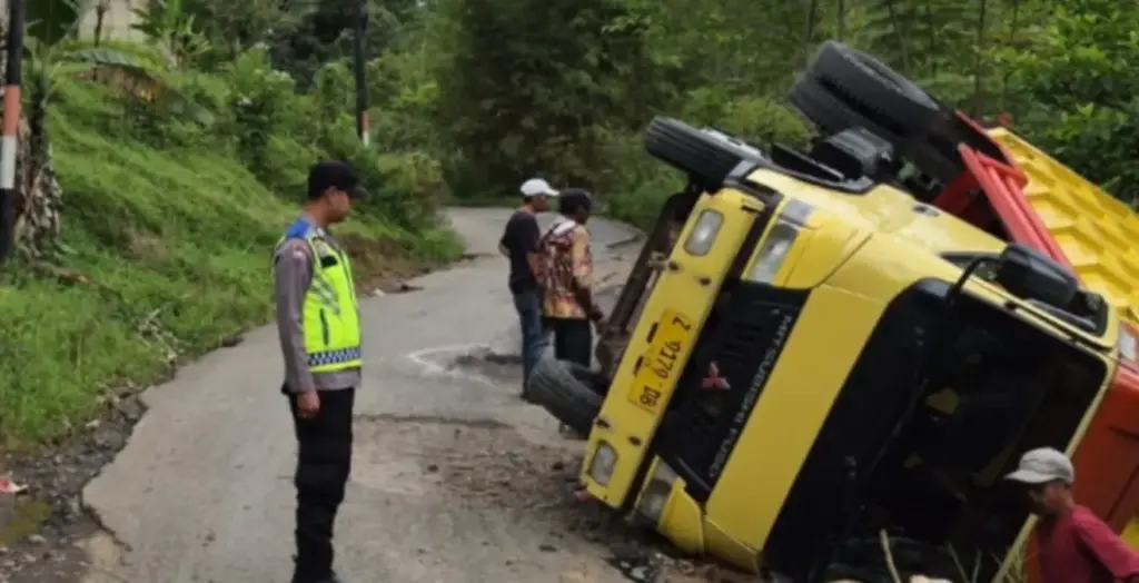 Truk Pasir Terguling di Jalur Banjarwangi, Sopir dan Penumpang Selamat dari Maut (Istimewa)