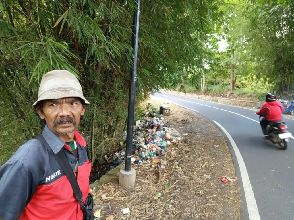 Tukang Cingcau Inisiatif Bakar Tumpukan Sampah Ilegal di Cibatu Garut (Pepen Apendi/Radar Garut)