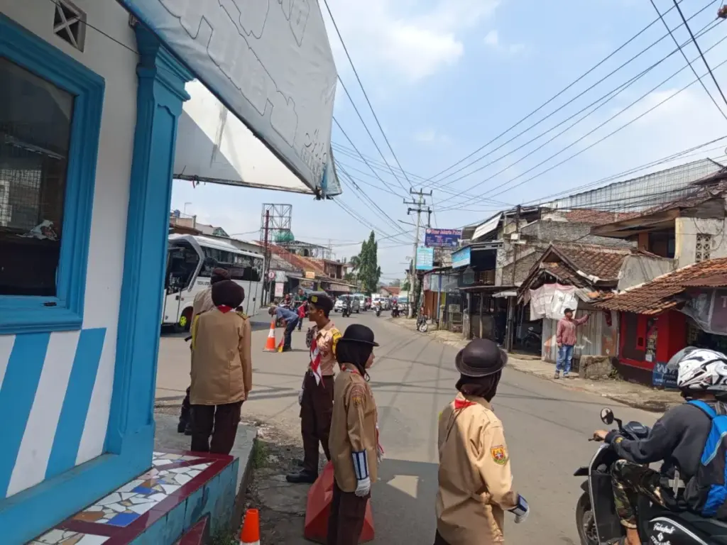 Pramuka SMK KBU Limbangan Turun ke Jalan, Bantu Kelancaran Arus Mudik Lebaran (Pepen Apendi/Radar Garut)