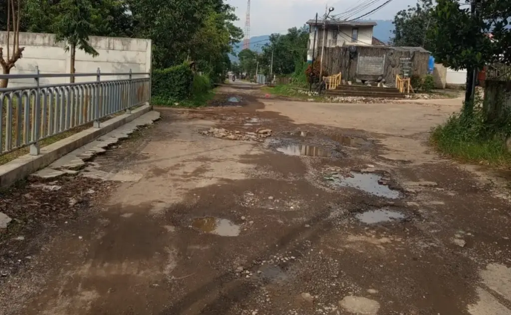 Tak Kunjung Diperbaiki, Warga Timbun Jalan Ampera yang Berlubang (Pepen Apendi/Radar Garut)
