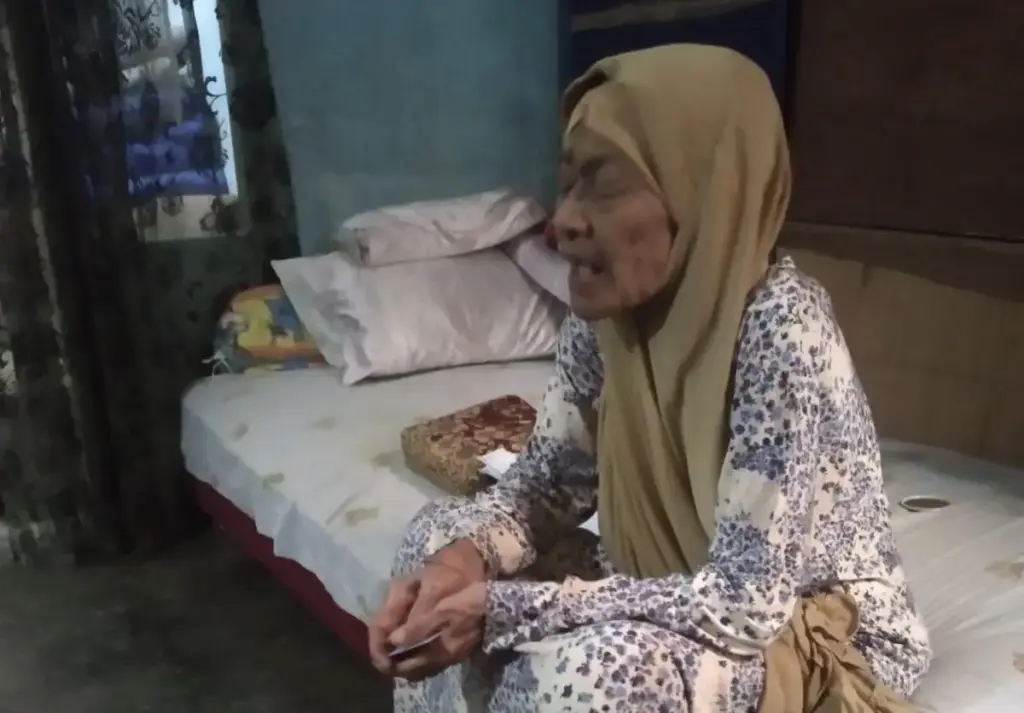 Pengurus PIJAG Dampingi dan Santuni Janda Miskin (Pepen Apendi/Radar Garut)