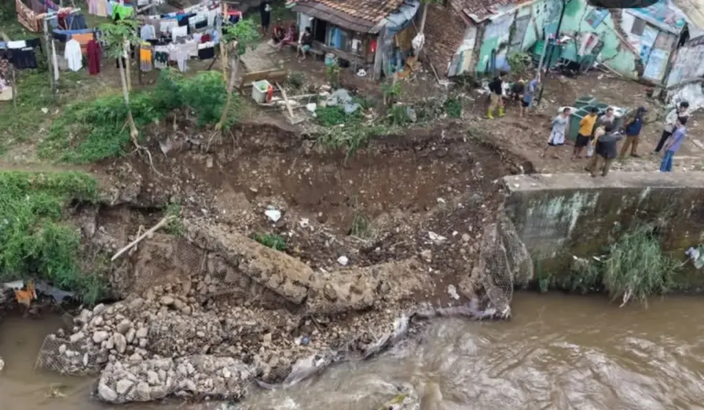 Antisipasi Dampak Lanjutan, Dinas PUPR Garut Tinjau Lokasi Longsor di Bantaran Sungai Cimanuk Paminggir (Istimewa)