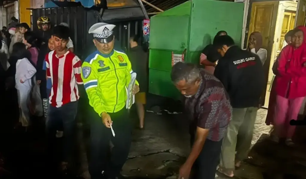 Satlantas Polres Garut Tangani Laka Mobil Tabrak Warung Nasi Goreng (Istimewa)