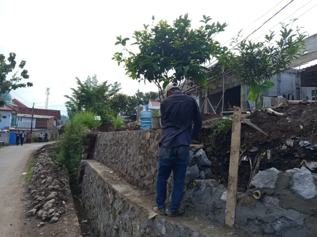 Sempat Ambrol, TPT Bojongrangon Garut Dibangun Ulang Lebih Kuat (Pepen Apendi/Radar Garut)