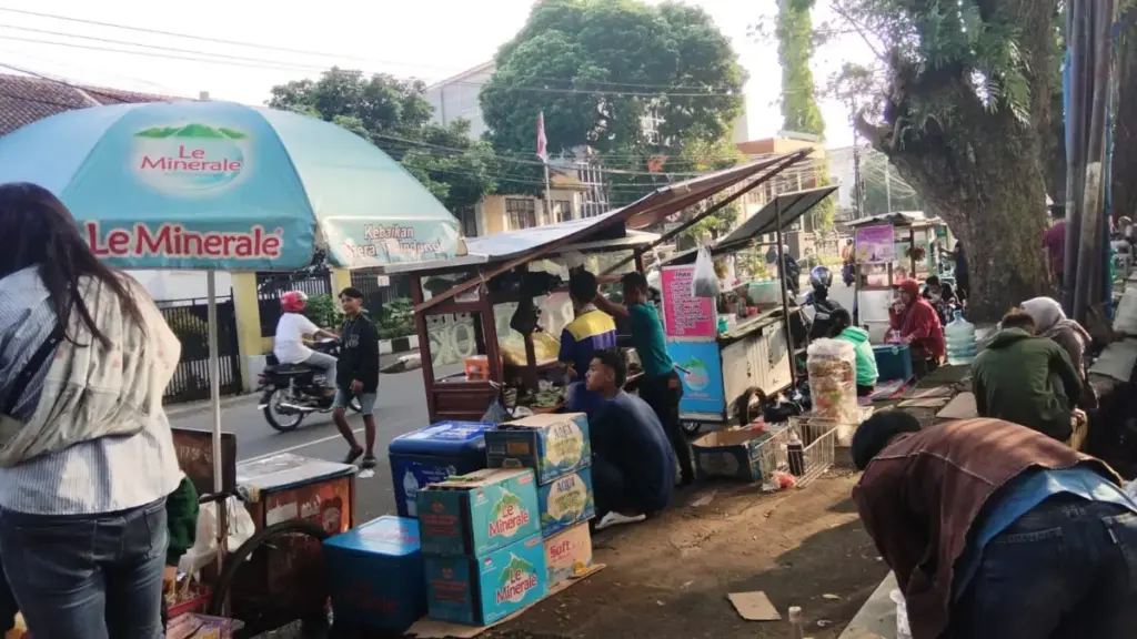 Pemkab Garut Rencanakan Penataan PKL di Depan Kantor Pemda, Kawasan Akan Dijadikan Lokasi Parkir Resmi Feri/Radar Garut
