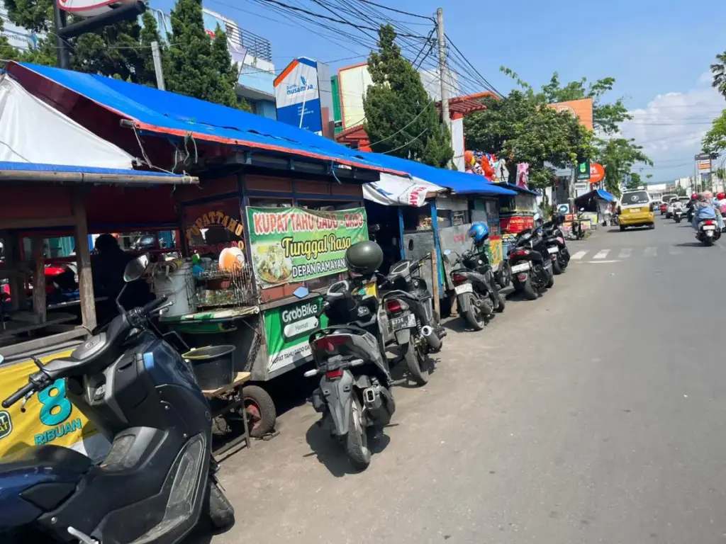 Resiko PKL Tertabrak Tinggi, Disperindag ESDM Garut Larang Pedagang Berjualan Dibahu atau Badan Jalan (Rizka/Radar Garut)
