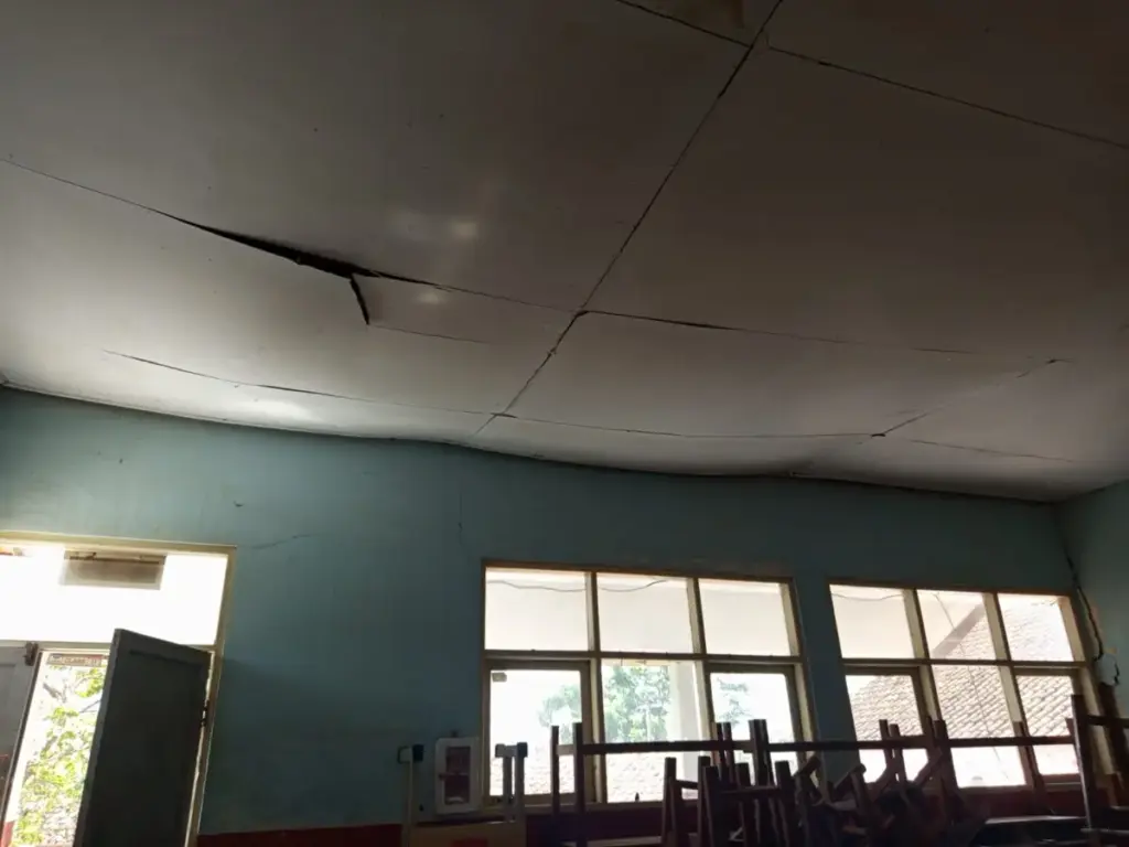 Miris! Satu Ruang Kelas di SDN 4 Majasari Garut Terancam Roboh Pepen Apendi/Radar Garut