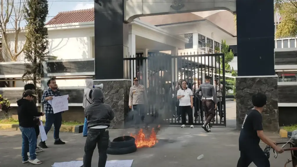 Kejari Garut Didemo Mahasiswa karena Terima Hibah Lebih dari 2 Miliar Radar Garut