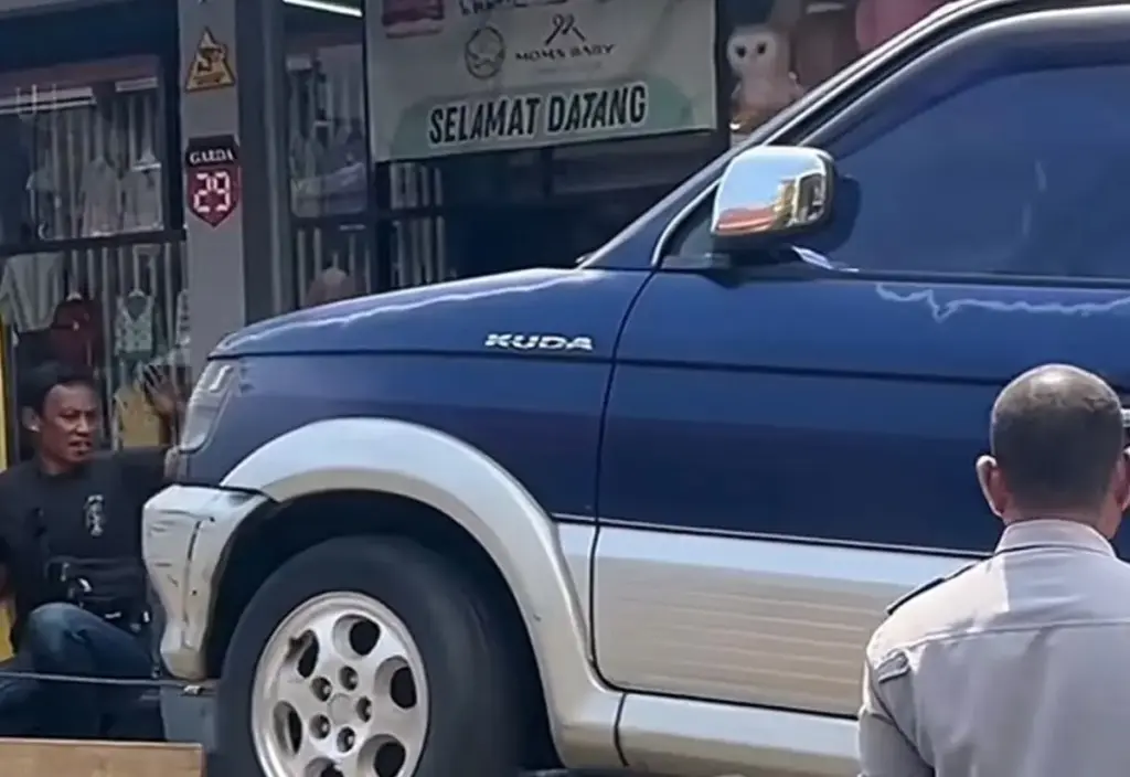 Parkir Semabarangan Selama Setahun Di Jalan Ranggalawe, Mobil Plat Merah Ditertibkan Dishub Garut (Istimewa)