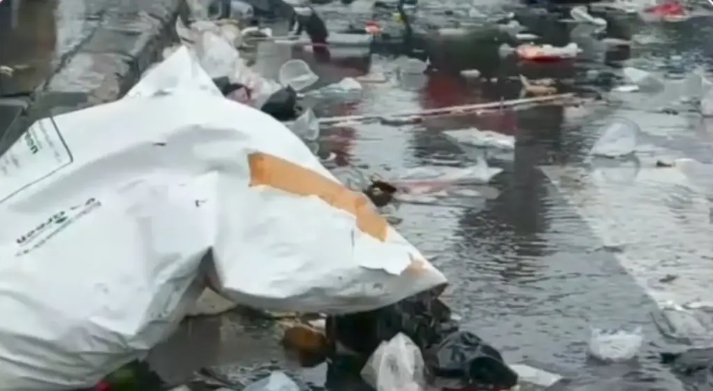DLH Bandung Punguti 112 Ton Sampah Sisa Konvoi Persib Juara: Didominasi Oleh Sampah Flare dan Botol Minuman (Istimewa)