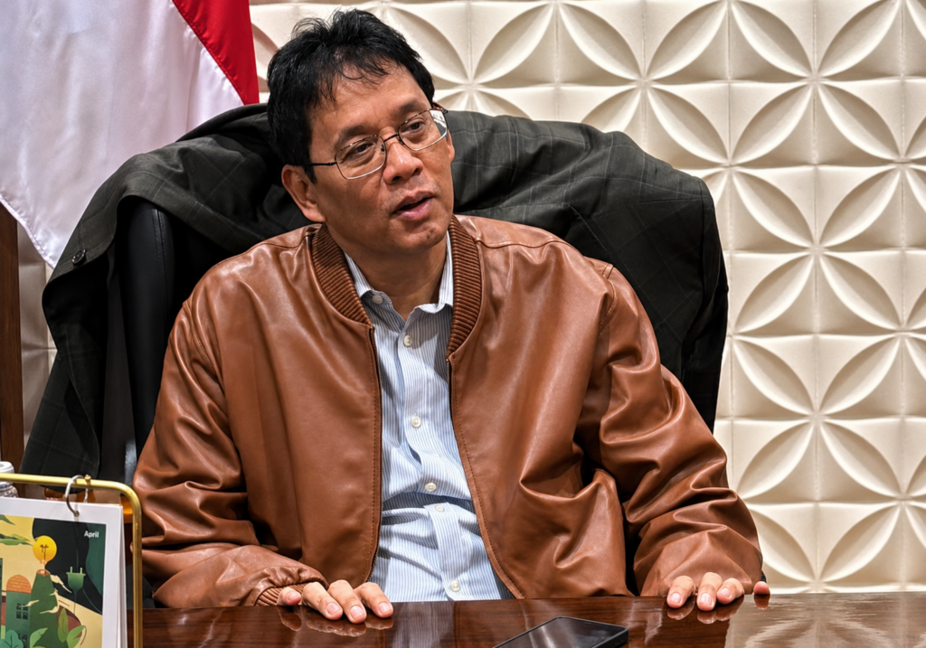 Menkeu Purbaya Tampil Stylish Kenakan Jaket Kulit Garut, Bukti Dukungan Nyata untuk UMKM Lokal istimewa