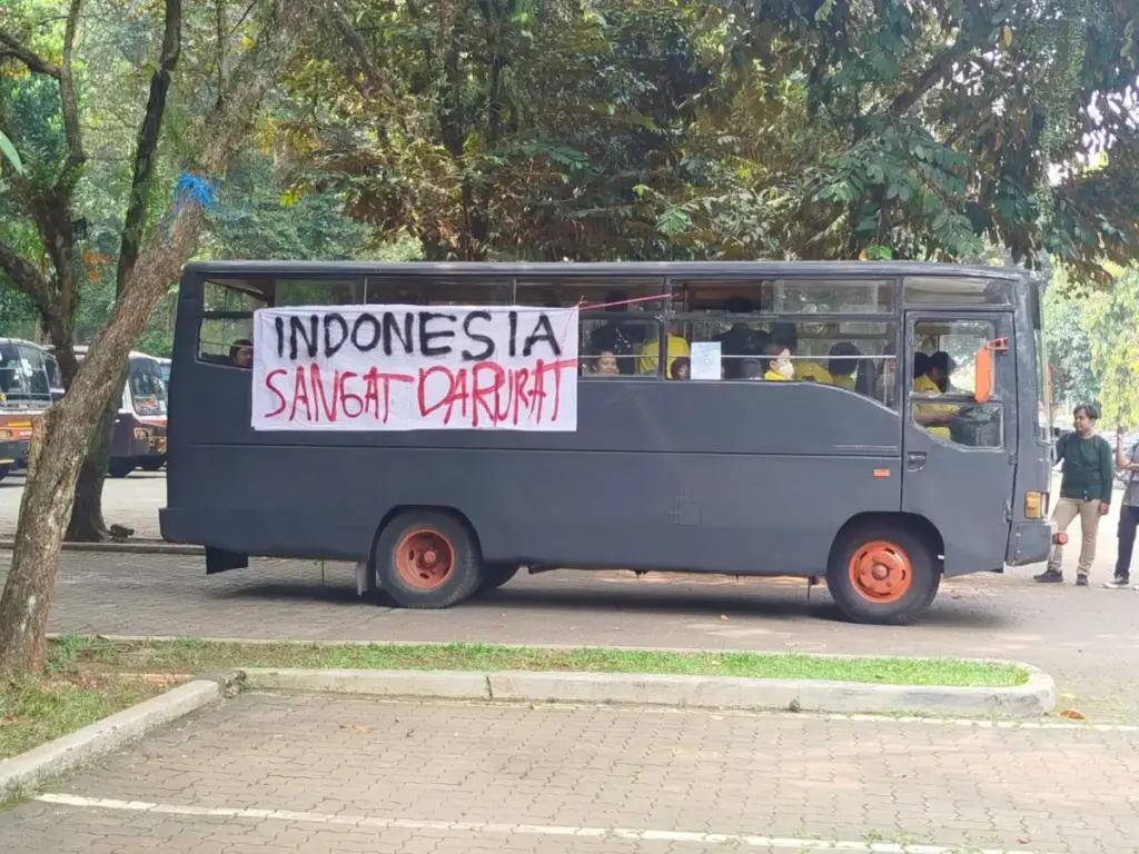 15 Bus Demonstran Dari Kalangan Mahasiswa Kepung Bundaran HI (Disways)