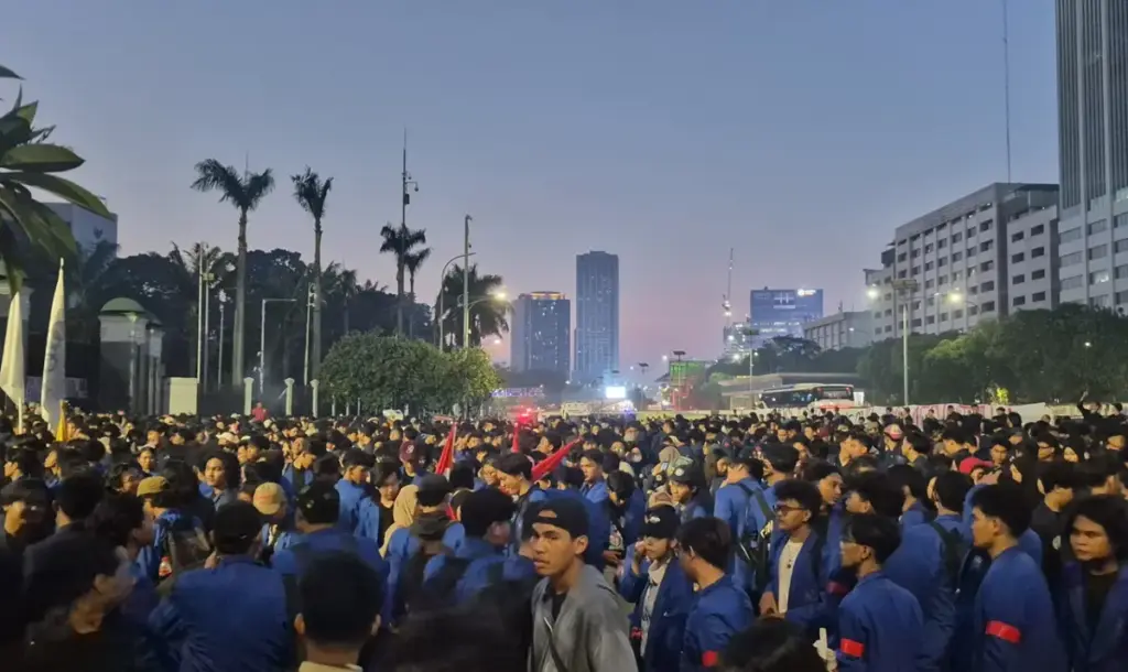 Tiga Tuntutan Rakyat (Tritura) Disuarakan Mahasiswa Trisakti di DPR, Kinerja Pejabat Jadi Sorotan Utama (Disways)