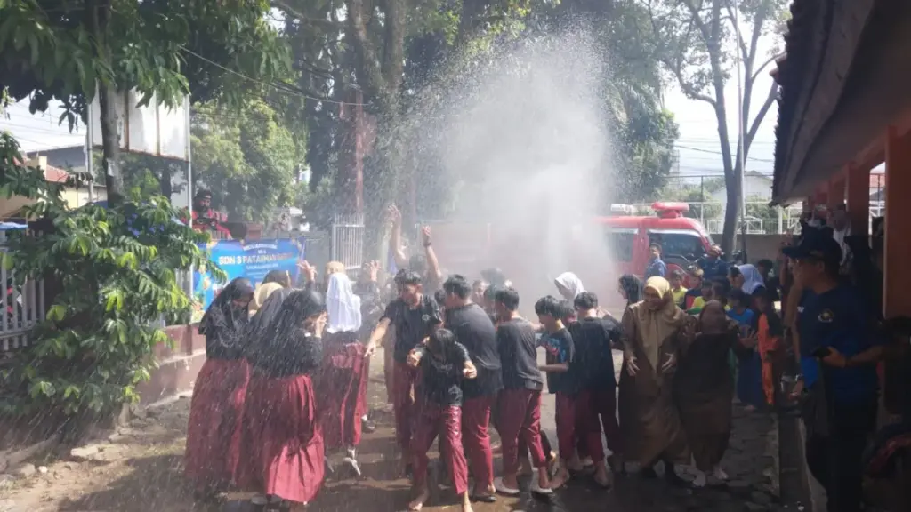 Basah-basahan Bersama Damkar Warnai Kelulusan SDN 3 Pataruman, 23 Siswa Dinyatakan Lulus Radar Garut