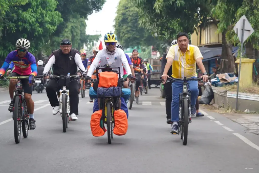 Gowes Ribuan Kilometer ke Mekkah, Asep Akung Dilepas Langsung Bupati Garut istimewa