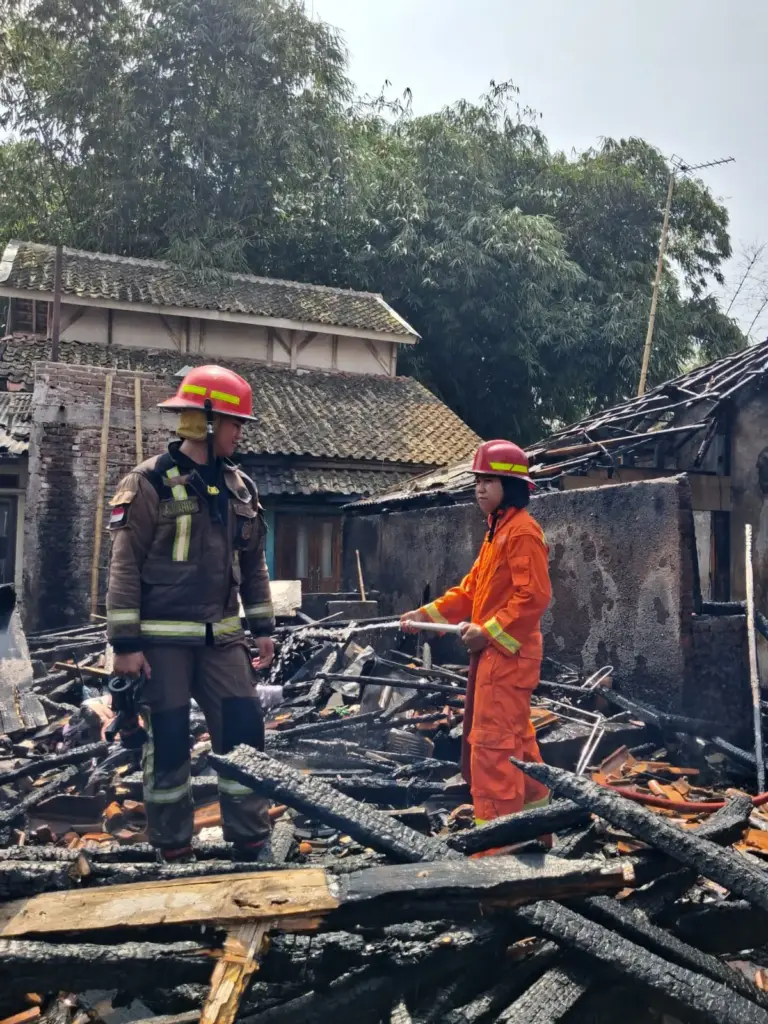 Tiga Rumah Panggung Terbakar di Sukaresmi Garut, Kerugian Capai Rp200 Juta Tiga Rumah Panggung Terbakar di Kecamatan Sukaresmi Garut. (Istimewa)