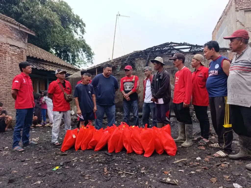 Anggota DPRD Garut, Yudha Puja Turnawan saat Bantu Korban Kebakaran di Sukaresmi, Garut. (Feri/Radar Garut)