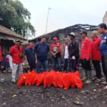 Anggota DPRD Garut, Yudha Puja Turnawan saat Bantu Korban Kebakaran di Sukaresmi, Garut. (Feri/Radar Garut)