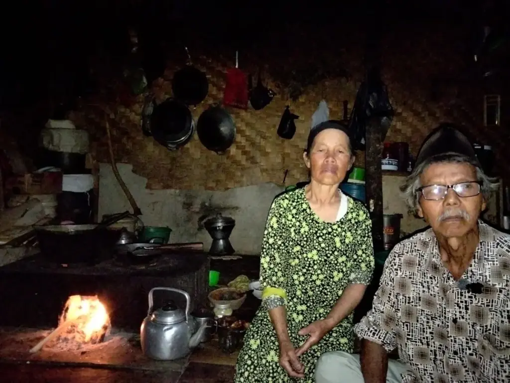 Pasangan Lansia di Garut Tinggal di Rumah Reot, Berharap Bantuan Rutilahu dari Pemerintah Ijan Arjani dan Yati, Pasangan Lansia Asal Desa Mekarsari, Bayongbong, Garut. (Feri/Radar Garut)