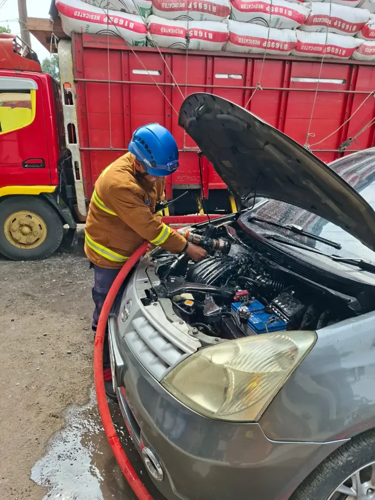 Mobil Terbakar di Malangbong Garut, Kerugian Ditaksir Capai Rp150 Juta Sebuah Mobil Hangus Terbakar di Jalan Malangbong - Tasik, Kabupaten Garut. (Istimewa)