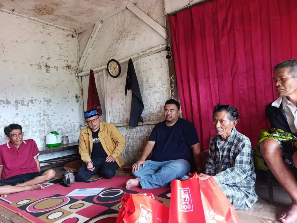 DPRD Garut Soroti Akurasi Data Jelang Sensus Ekonomi 2026, Temukan Lansia Lumpuh Tak Tersentuh Bansos Yudha Anggora DPRD Garut Kunjungi Warga Miskin. (Feri/Radar Garut)