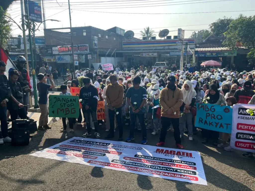 Program MBG Dinilai Bermanfaat, Aliansi Magatu Minta Evaluasi Menu dan Pengawasan Aliansi Magatu Lakukan Aksi Damai Program MBG di Kantor Bupati Garut. (Rizka/Radar Garut)