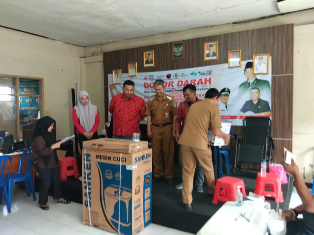 Anggota DPRD Garut, Yudha Puja Turnawan Lakukan Donor Darah Bersama PMI. (Feri/Radar Garut)