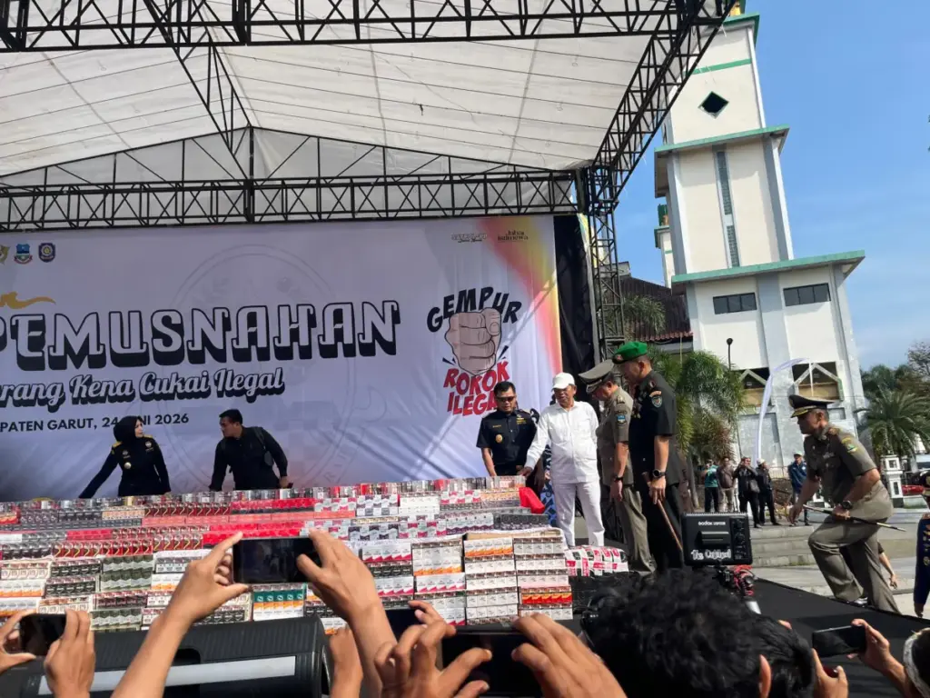Pemusnahan Barang Kena Ilegal yaitu Rokok di Lingkungan Jawa Barat. (Rizka/Radar Garut)