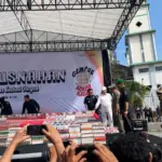 Pemusnahan Barang Kena Ilegal yaitu Rokok di Lingkungan Jawa Barat. (Rizka/Radar Garut)