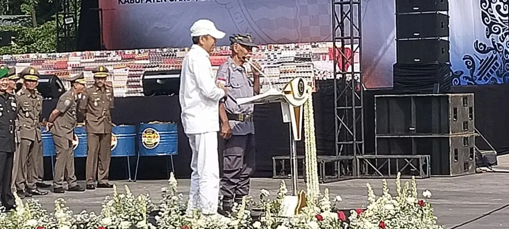Hansip Iwan Kuswanto Saat Dipanggil KDM Ke Mimbar Upacara. (Ale/Radar Garut)