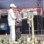 Hansip Iwan Kuswanto Saat Dipanggil KDM Ke Mimbar Upacara. (Ale/Radar Garut)