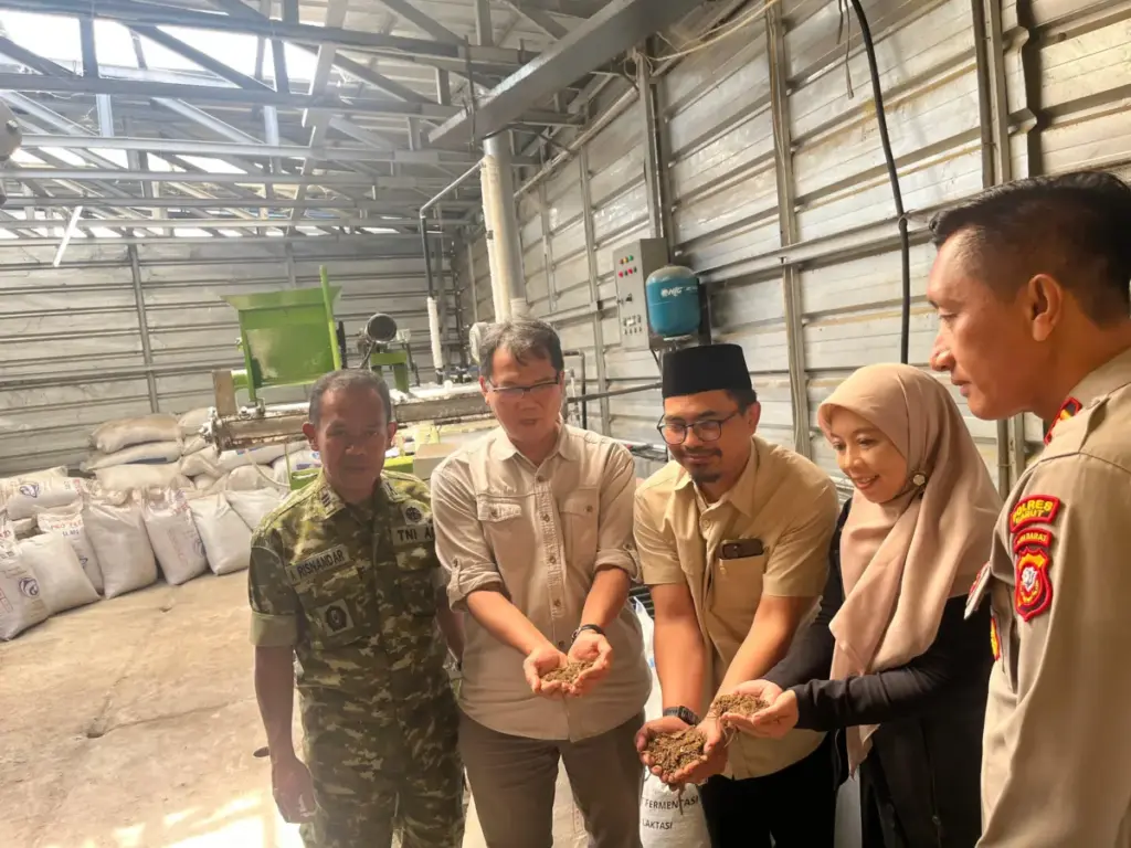 Unit Pakan Mandiri Leles Lestari, IPB, dan Diskannak Lakukan Penelitian Pakan Ternak. (Rizka/Radar Garut)