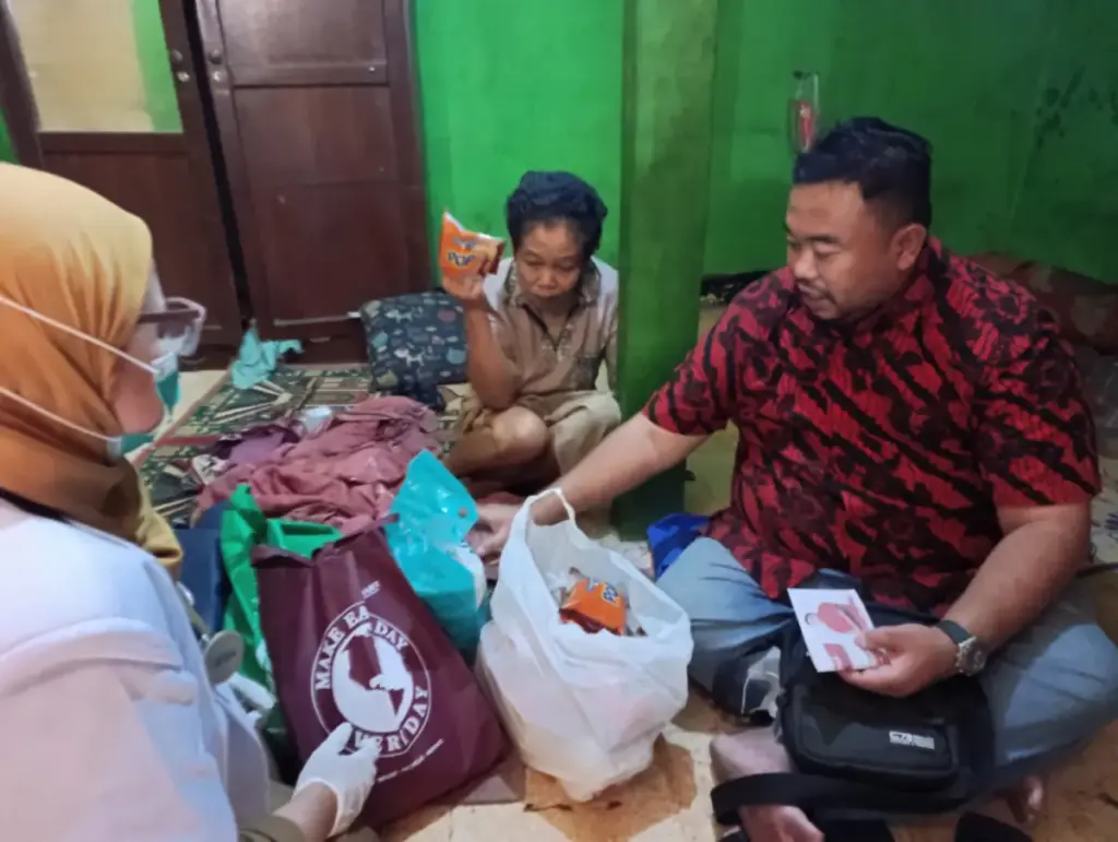 Dewan Yudha Mengunjungi Eti Rohaeti, Lansia Stroke di Desa Cintakarya, Samarang, Garut. (Feri/Radar Garut)
