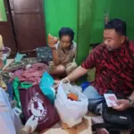 Dewan Yudha Mengunjungi Eti Rohaeti, Lansia Stroke di Desa Cintakarya, Samarang, Garut. (Feri/Radar Garut)