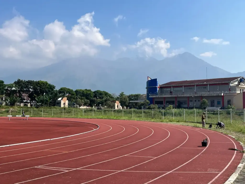 Stadion Dalem Bintang RAA Adiwijaya Garut Tengah Dalam Pemeliharaan. (Rizka/Radar Garut)