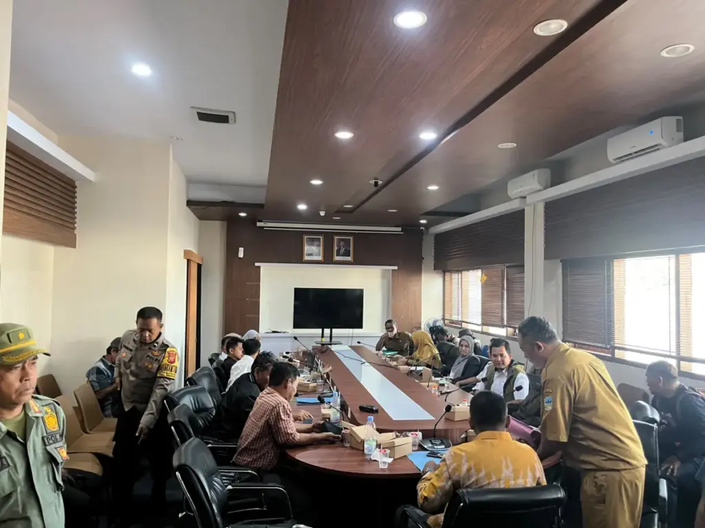 DPRD Sebut Nasib Sekolah Rakyat Harus Segera Diputuskan Audiensi di DPRD Komisi II dengan Desa Sukakarya, Kecamatan Samarang, Garut. (Rizka/Radar Garut)