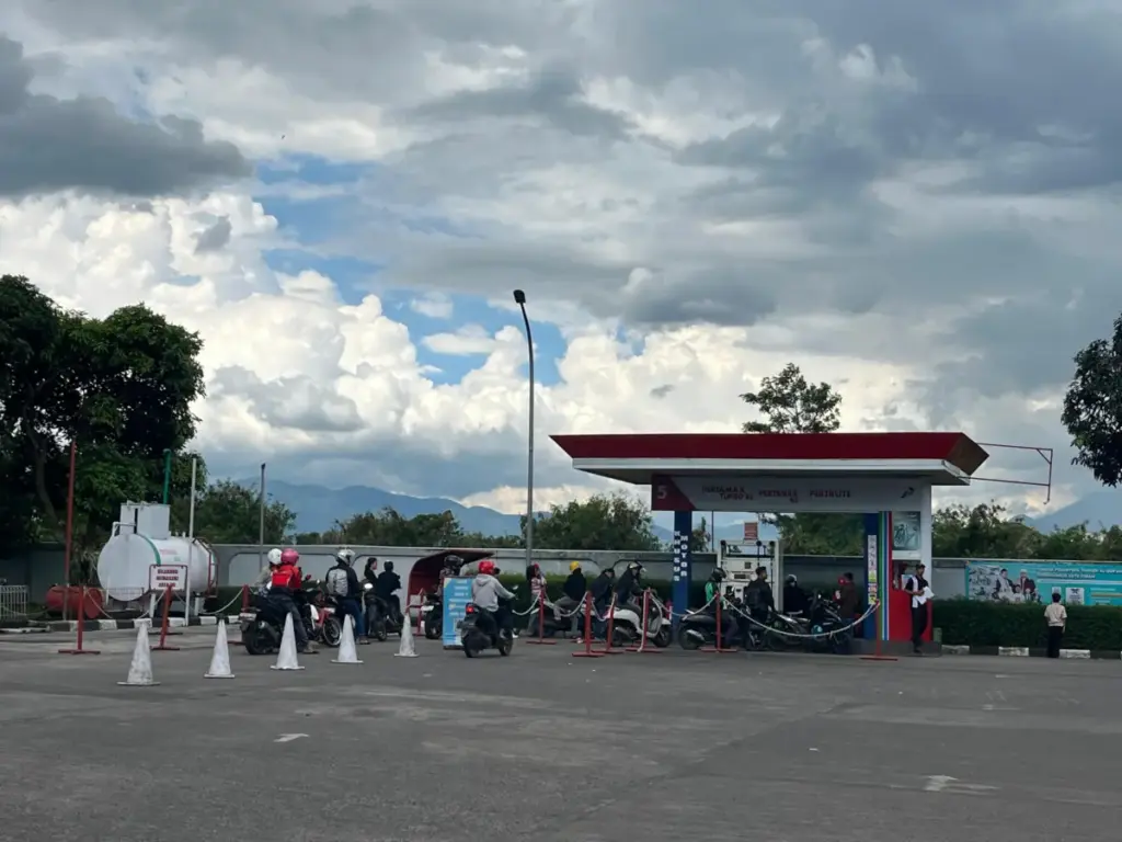 Dishub Garut Soroti Kenaikan Harga Pertamax, Imbau Masyarakat Hemat BBM Antrean Panjang di SPBU Garut. (Rizka/Radar Garut)
