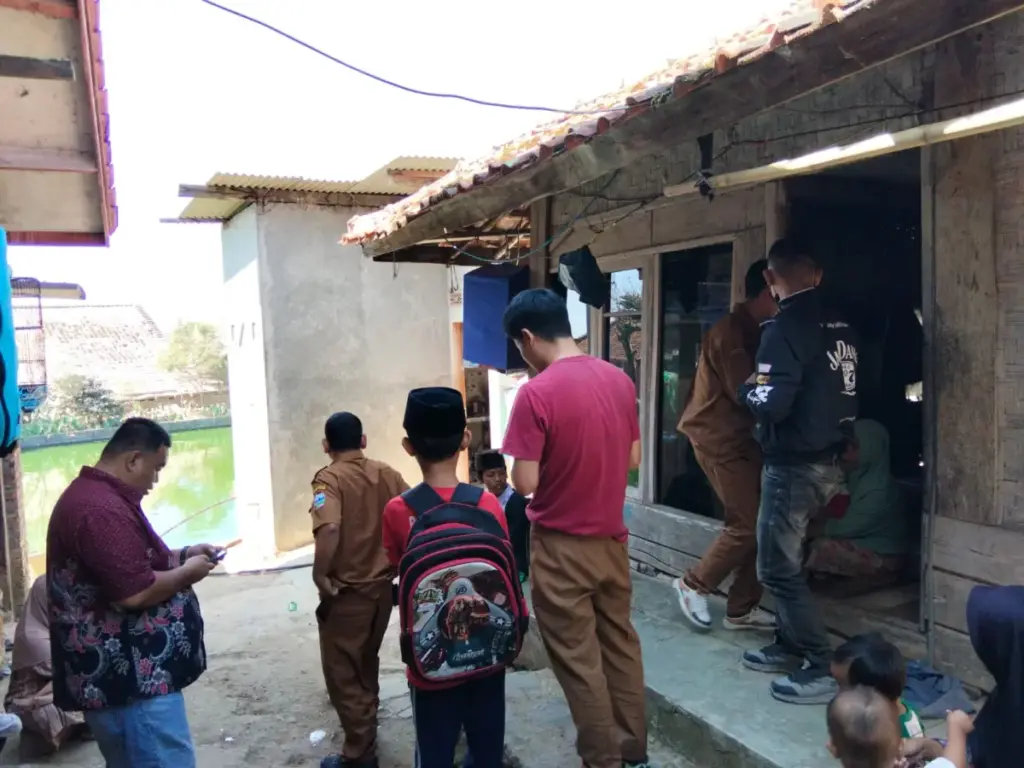 Rumah Lansia Duafa di Cisurupan Ambruk, DPRD Dorong Kolaborasi Pendanaan Dewan Yudha Saat Mengunjungi Lansia Dhuafa di Kampung Cilimus, Desa Sirnajaya, Cisurupan. (Feri/Radar Garut)